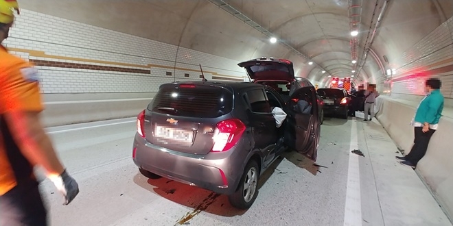 3일 오후 7시 5분경 금정구 윤산터널 내 연쇄추돌사고.(사진제공=부산경찰청)