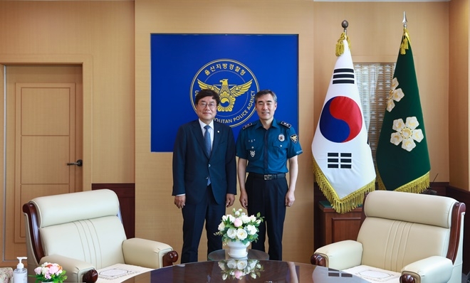울산경찰청장 출신인 서범수 국회의원이 김진표 울산경찰청장과 기념찰영.(사진제공=서범수의원실)