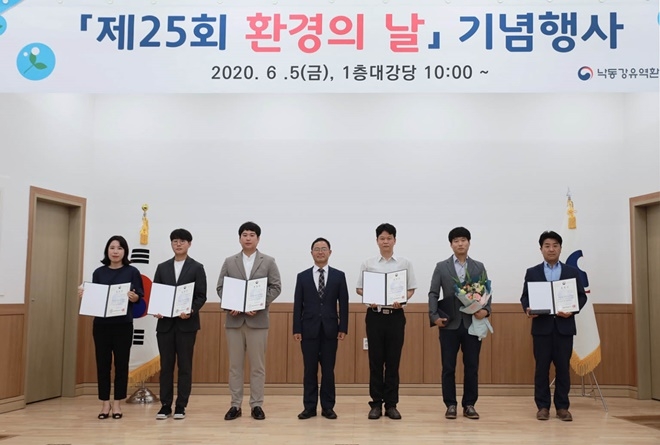 이호중 낙동강유역환경청장이 6월 5일 1층 대강당에서 제25회 환경의 날 기념행사를 갖고 유공자들과 기념촬영.(사진제공=낙동강유역환경청)