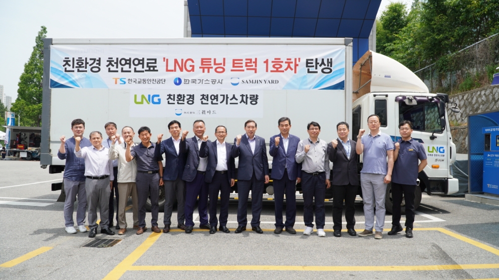국내 1호 LNG 튜닝 트럭 탄생 기념 사진 전경. (사진=한국가스공사)