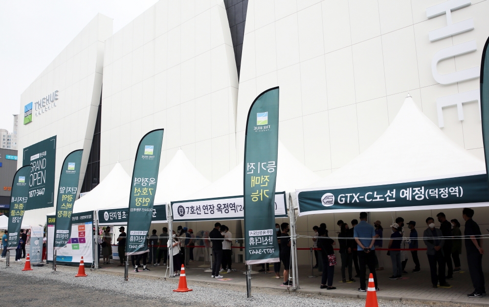 양주 옥정신도시 한신더휴 견본주택 외부 모습.