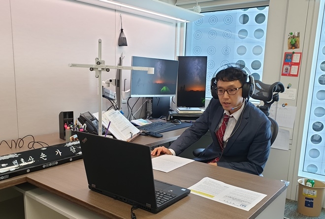 온라인 법률상담을 하고 있는 손가람 변호사.(사진제공=동천)