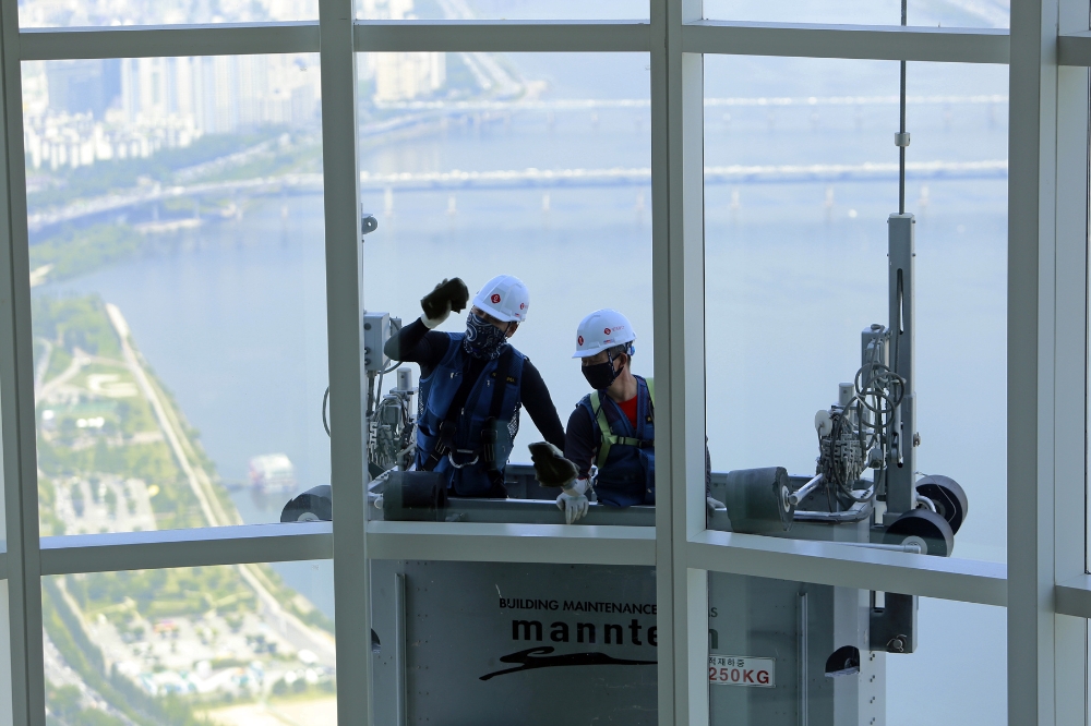 롯데월드타워, 유리창 고공청소시작