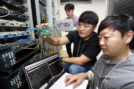 LG유플러스 마곡사옥에서 직원들이 양자내성암호 기술이 적용된 모듈을 들고 있는 모습. 사진=LG유플러스