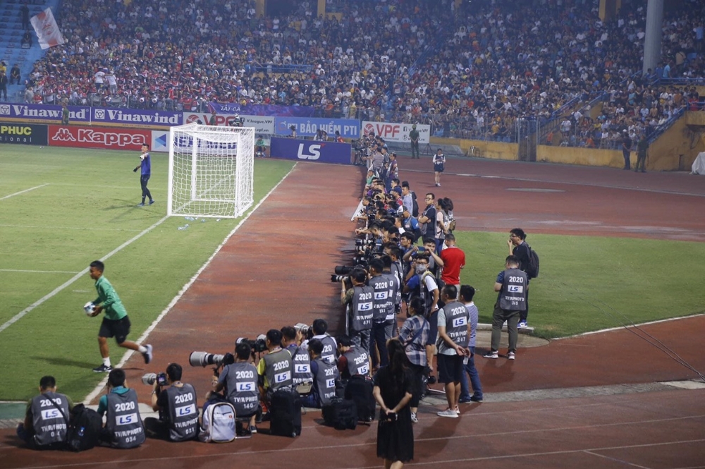 지난 6일 베트남 하노이 항더이(Hang Day) 경기장에서 하노이FC(Hanoi FC)와 자라이FC(Gia lai FC)가 경기를 진행하고 있다.(사진= LS그룹)