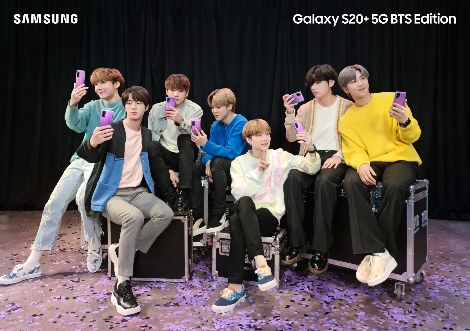 방탄소년단이 갤럭시 S20+ BTS 에디션을 사용하고 있는 모습. 사진=삼성전자