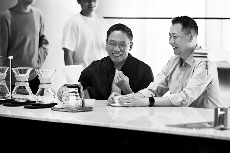 스타벅스커피 코리아 송호섭 대표(오른쪽)와 현대카드 정태영 부회장(왼쪽)이 서울 종로에 위치한 스타벅스 더종로R점에서 함께 커피를 마시며 담소를 나누고 있다. 사진=현대카드