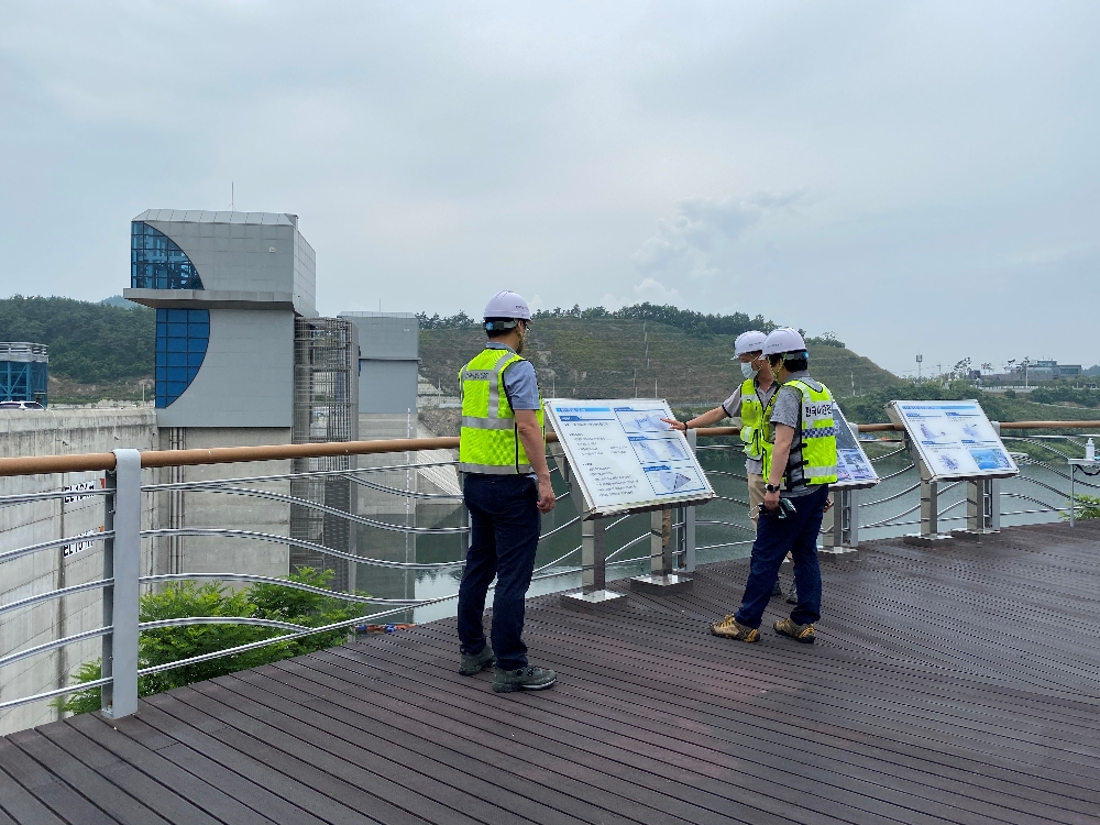 박영수 이사장(오른쪽)이 공단 직원들로부터 영주댐 시설물 현황에 관한 보고를 받고 있다. (사진=한국시설안전공단)