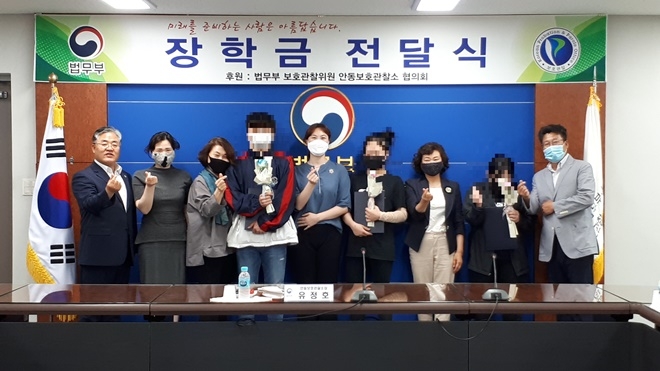 검정고시에 합격한 보호관찰대상자 4명에게 장학금을 전달하고 격려행사.(사진제공=안동준법지원센터)