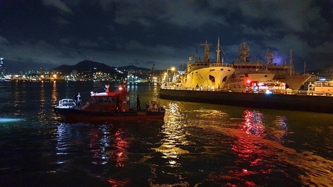 21일 오전 1시 38분경 감만동 시민부두 익수자를 구조하고 있다. (사진제공=부산해양경찰서)