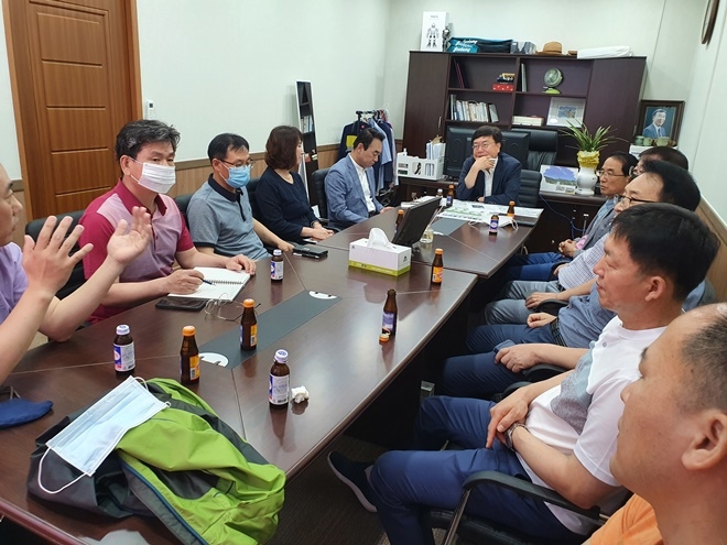 서범수 의원이 21일 당협사무실에서 문수산더샵아파트 입주민대표들과 간담회를 갖고 있다.(사진제공=서범수의원실)