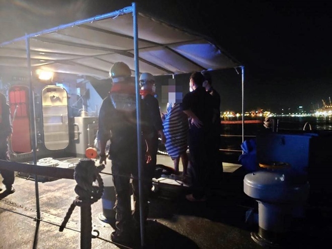 22일 오전 해상에 투신한 선원을 구조.(사진제공=부산해양경찰서)