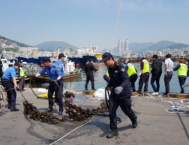 지난해 제7회 바다식목일을 맞아 남해해경과 민간 자원봉사자들이 부산 남부민 방파제에서 합동 수중정화 활동을 펼치고 있는 모습.(사진제공=남해지방해양경찰청)