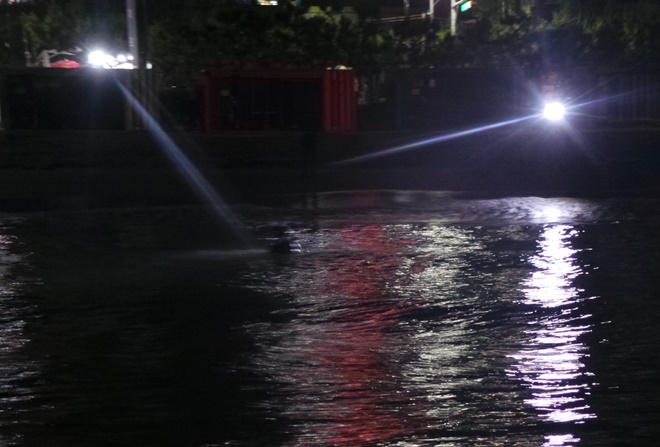 해경이 22일 밤 송정해수욕장에서 익수자를 구조하고 있다.(사진제공=부산해양경찰서)