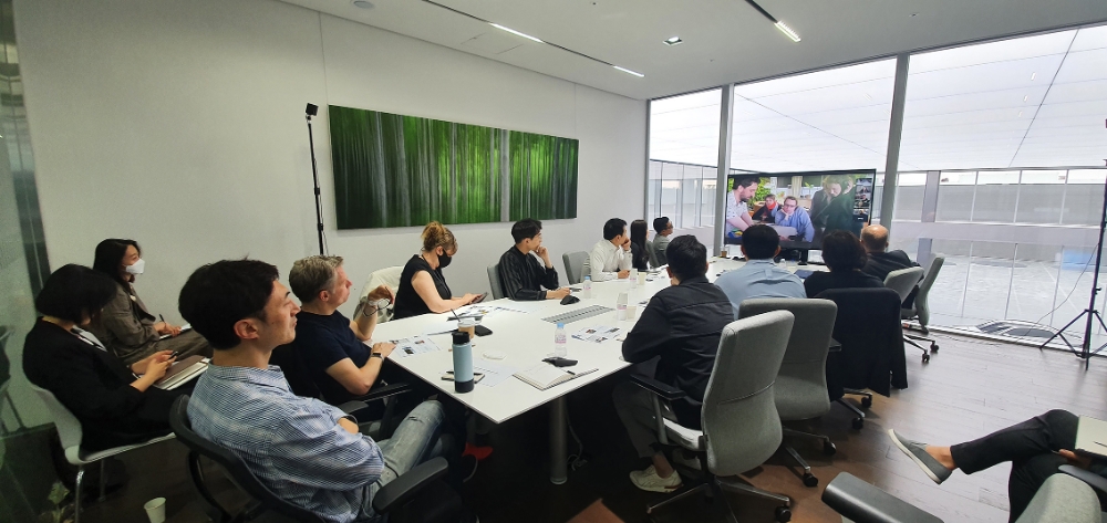 현대차그룹, RISD 관계자들이 미래 모빌리티 디자인 공동연구에 대해 논의하는 모습.(사진=현대자동차그룹)