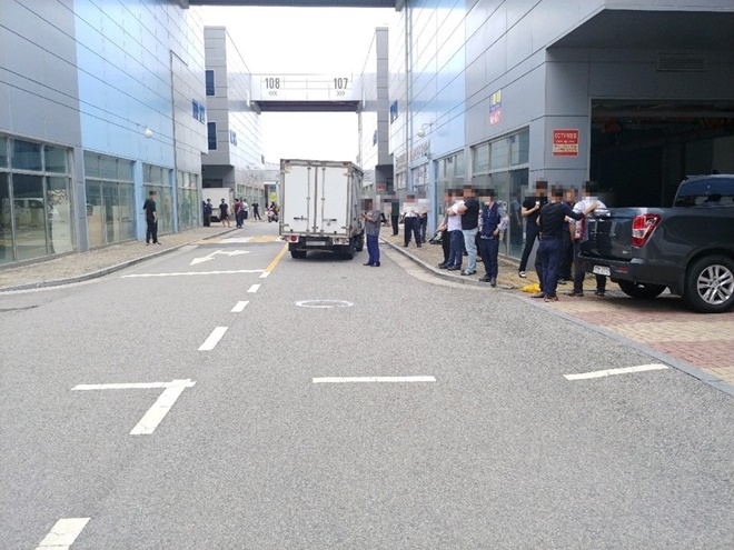 24일 부산 강서구 대저2동 서부산유통지구 자동차부품단지 교통사망사고현장.(사진제공=부산경찰청)