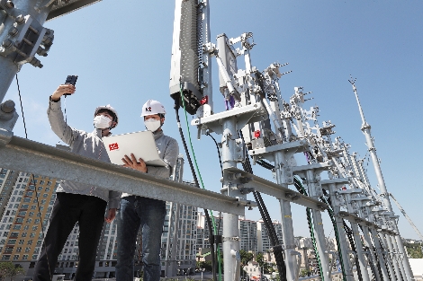 KT 직원들이 경기도 파주산업단지의 상용망에 구축된 5G 단독모드(SA) 네트워크를 시험하고 있다. 사진=KT