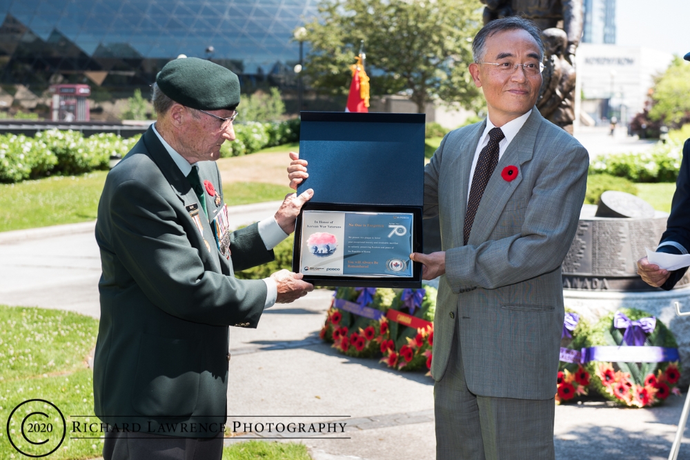 6월 21일 캐나다 오타와컨페더레이션 파크(Confederation Park) 캐나디안 전사자 기념비(Monument to Canadian Fallen)에서 열린 ‘6·25 발발 70주년 기념 헌화 행사’애서 캐나다 대한민국 대사관 곽범수 대사대리가 참전용사에게 포스코가 제작한 감사패를 전달하고 있다.(사진=포스코)