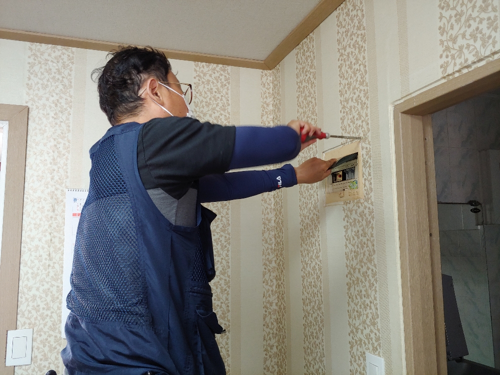 IPA 직원들이 대이작도 섬 주민의 안전한 생활환경을 조성하기 위해 사회공헌활동 재능봉사(전기공사)를 펼치고 있다. (사진= IPA)