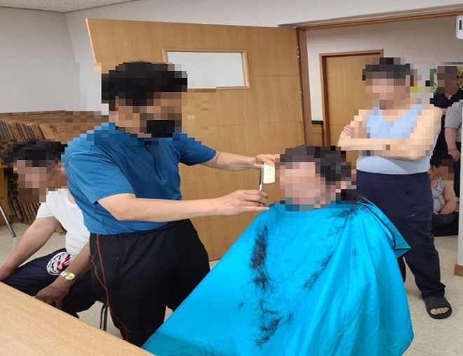이미용 특기를 가진 사회봉사대상자가 이발 서비스를 제공하고 있다.(사진제공=논산준법지원센터)