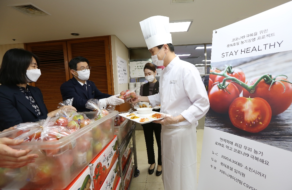 조종식 롯데호텔 서울 총지배인(사진 좌측 두 번째)을 비롯한 롯데호텔 임직원들이 농가 상생 프로젝트 '스테이 헬시' 를 진행하고 있다.(사진=호텔서울)
