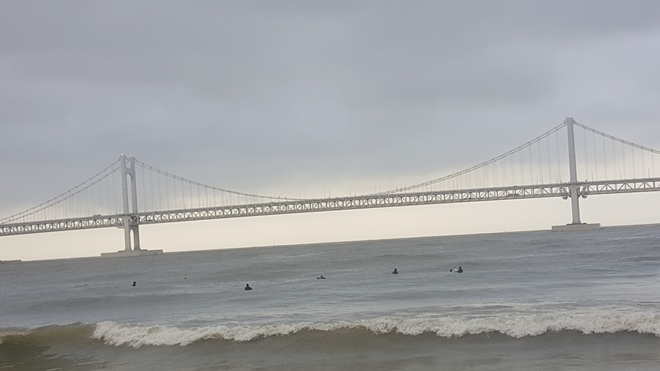 30일 광안리해수욕장에서 운항신고를 하지 않고 레저활동을 한 레저객 적발. (사진제공=부산해양경찰서)