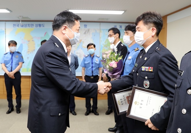 구자영 남해해경청장이 승진임용 대상자(홍보계 경감 변종훈)에게 임명장과 함께 축하인사를 건네고 있다.(사진제공=남해해경청)
