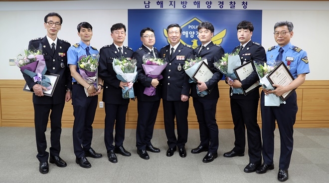 구자영 남해해경청장과 직원들이 승진임용식 및 모범공무원증 수여식이 끝난 뒤 기념촬영을 하고 있다.(사진제공=남해지방해양경찰청)