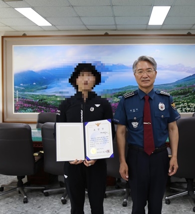 김상구 서장이 음주운전 피의자 검거에 조력한 택시기사에게 표창장을 수여하고 기념촬영.(사진제공=창원서부경찰서)
