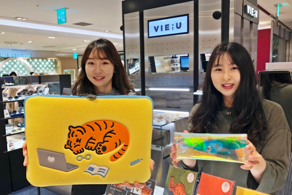 롯데百, 아이웨어 케이스, 파우치 등 선보여
