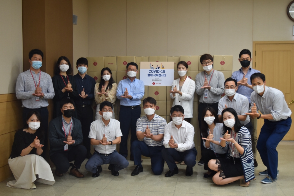 롯데건설 직원들이 코로나 방역 키트 포장을 마치고 기념 촬영을 하고 있다.(사진=롯데건설)