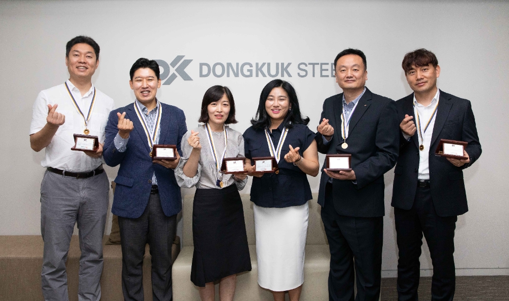 창립 66주년 기념일에 근속상을 수상한 동국제강 직원들 모습.(사진=동국제강)