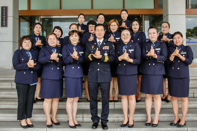 진정무 경남경찰청장과 경남녹색어머니연합회가 덕분에 챌린지 캠페인을 벌이고 있다.(사진제공=경남경찰청)