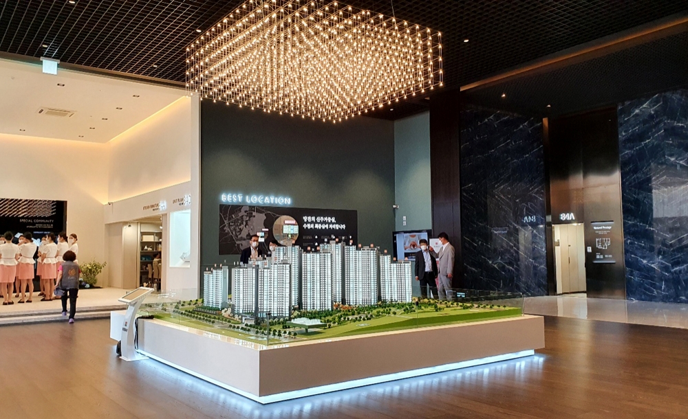 호반써밋 시그니처 견본주택의 중앙홀.(사진=호반건설)
