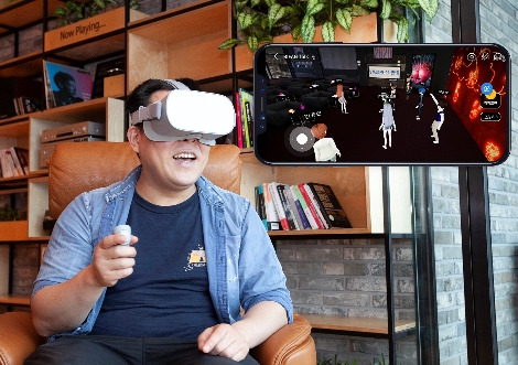 ‘감독과의 대화’에 참여한 참석자들이 ‘점프VR’ 소셜룸을 이용하고 있는 모습. 사진=SK텔레콤