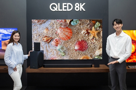 삼성전자 모델이 삼성전자 수원사업장에서 신제품 사운드바 HW-Q950T를 소개하고 있다. 사진=삼성전자