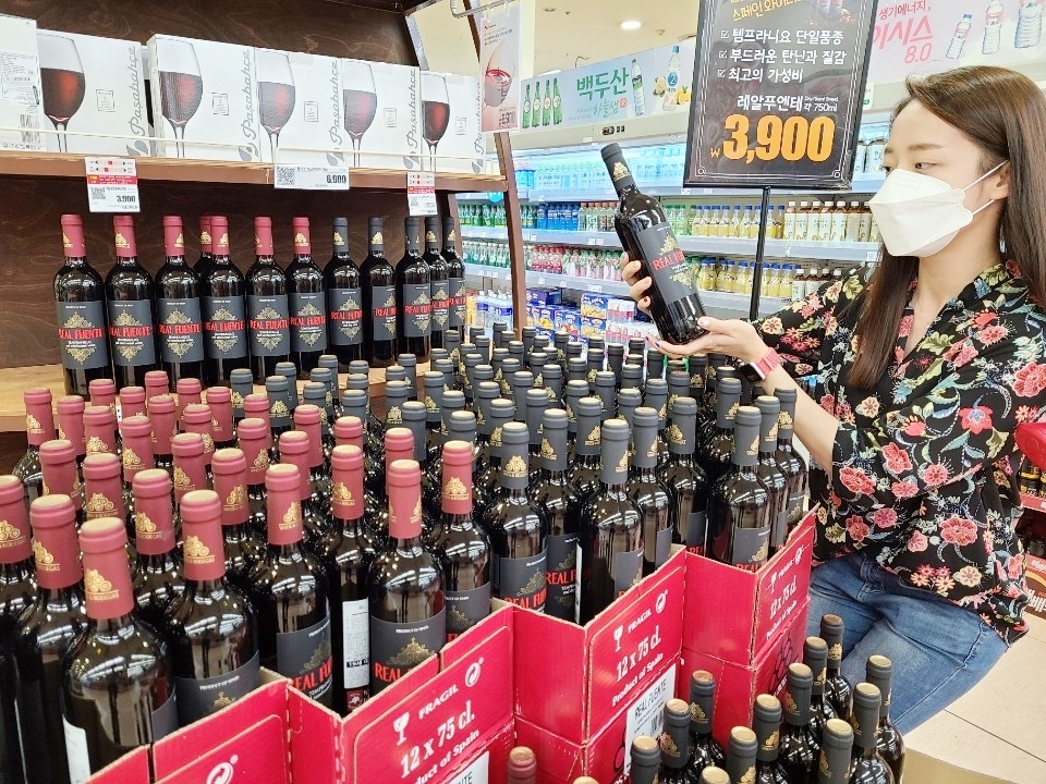 롯데마트 ‘레알 푸엔테’ 50만병 추가 수입 결정