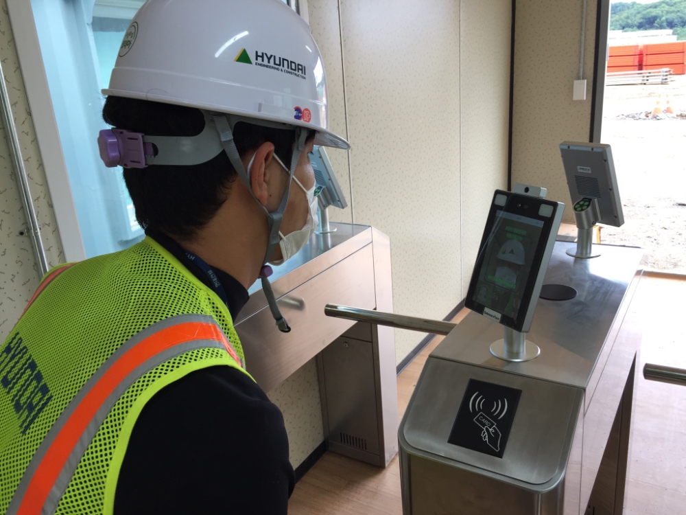 쿠팡물류센터 현장에 적용된 열화상·안면인식 출입시스템.(사진=현대건설)