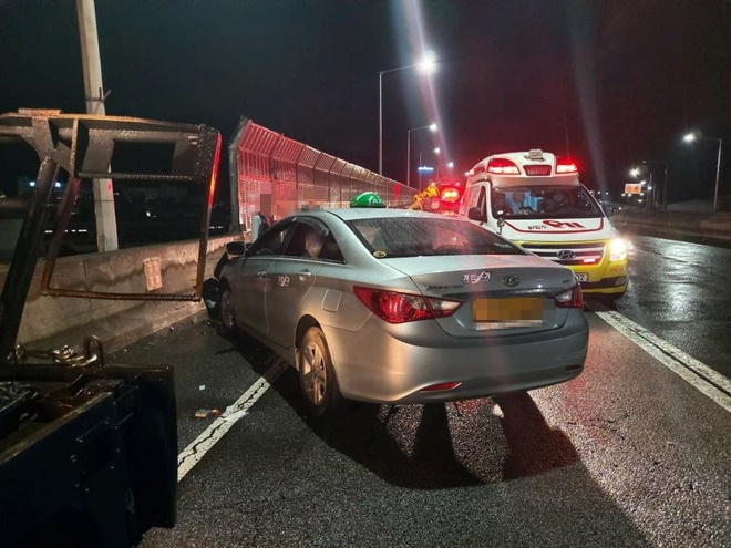 10일 오전 1시 36분경 금정구 석대고가 석대램프후방 50m지점서 개인택시가 빗길에 미끄러져 벽면 충격 사고현장.(사진제공=부산경찰청)