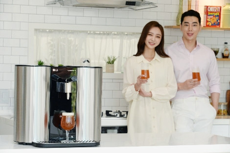 LG전자 모델이 10일 100만원대 캡슐형 수제맥주제조기 ‘LG 홈브루’ 신제품을 소개하고 있다. 사진=LG전자