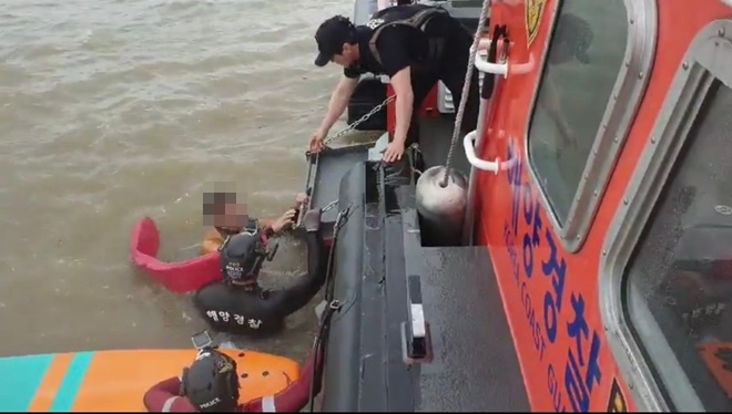 표류서핑객을 구조하고 있다.(사진제공=울산해양경찰서)