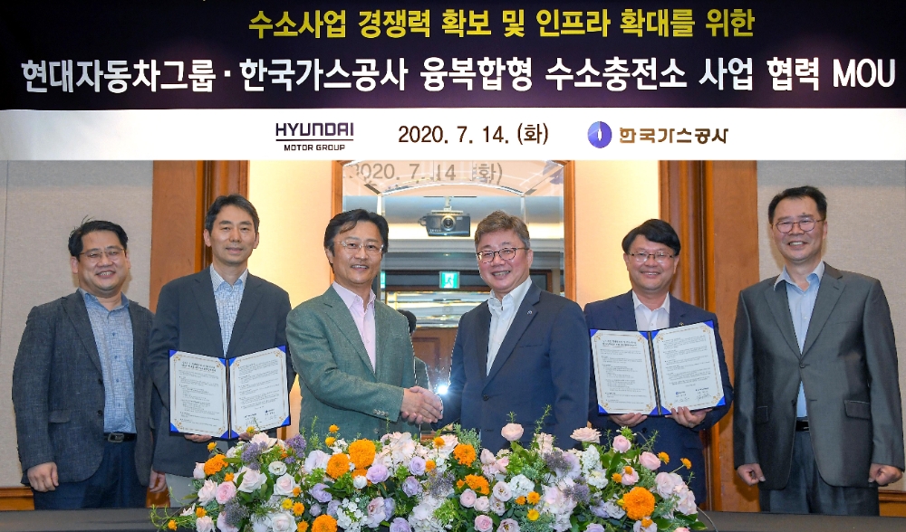 왼쪽 세번째부터) 현대차그룹 지영조 사장, 가스공사 채희봉 사장이 업무 협약 체결 후 기념촬영을 하는 모습.(사진=현대자동차그룹)