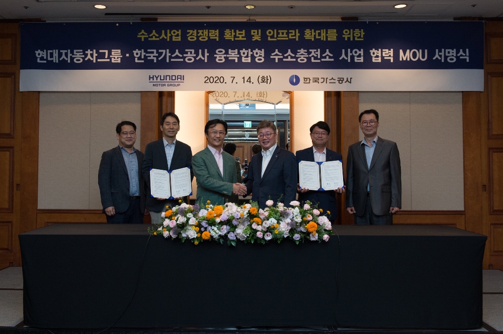 왼쪽에서 3번째 현대자동차 지영조 사장, 4번째 한국가스공사 채희봉 사장. (사진=한국가스공사)