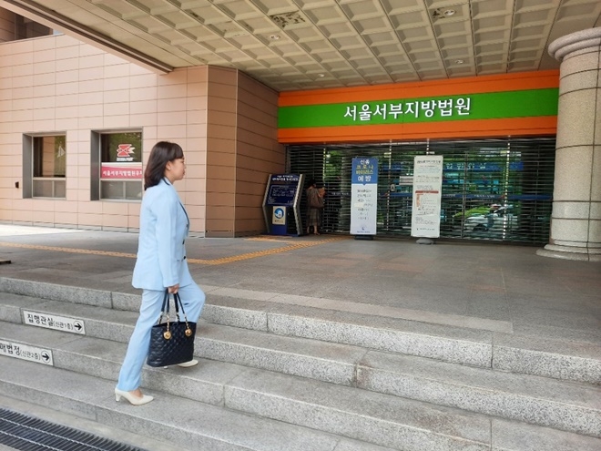 양육비해결모임 강민서 대표가 서울서부지방법원에 들어가고 있다.(사진제공=양해모)