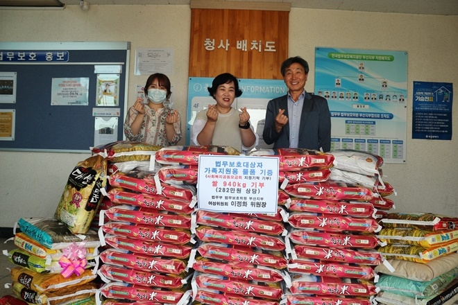 이정화 위원장이 쌀 940kg을 기부하고 이흥수 지부장 등과 기념촬영.(사진제공=한국법무보호복지공단 부산지부)