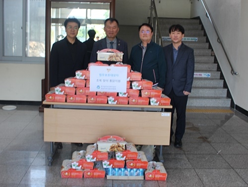 17일 공단기업위원회가 지부 숙식보호대상자들을 위한 치킨과 음료를 전달하고 기념촬영.(사진제공=한국법무보호복지공단경남지부)