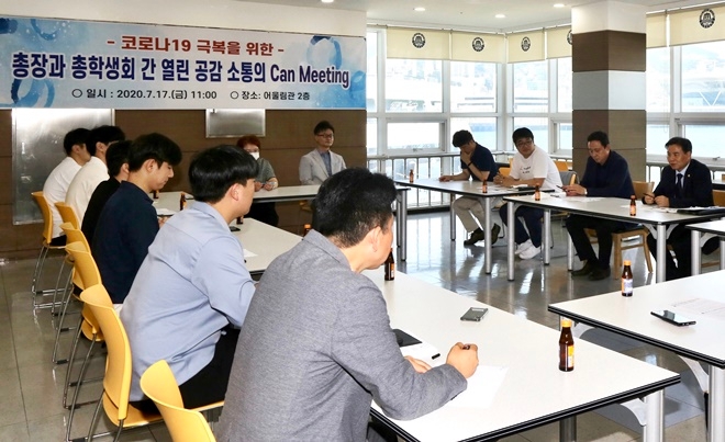 17일 오전 한국해양대 어울림관 2층 맘스터치에서 열린 ‘총장과 총학생회 캔미팅 장면’(도덕희 한국해양대 총장, 오른쪽에서 첫 번째).(사진제공=한국해양대학교)