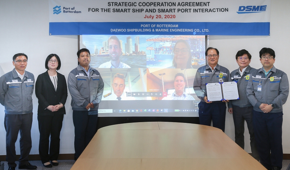 지난 20일 대우조선해양 오션플라자에서 대우조선해양 기술본부장 권오익 전무(오른쪽 세번째), 중앙연구원장 최동규 전무 (오른쪽 두번째) 등 관계자들이 참석한 가운데 화상으로 네덜란드 로테르담항과‘스마트선박-스마트항만 공동 연구 협약식’을 가졌다.(사진=대우조선해양)