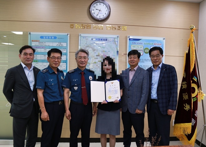 김상구 서장이 보이스피싱을 예방한 행원에게 감사장을 전달하고 기념촬영.(사진제공=창원서부경찰서)