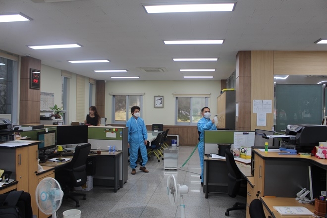 경남지부 기업위원회 소속 위원들이 코로나19 방역활동을 펼치고 있다.(사진제공=한국법무보호복지공단경남지부)